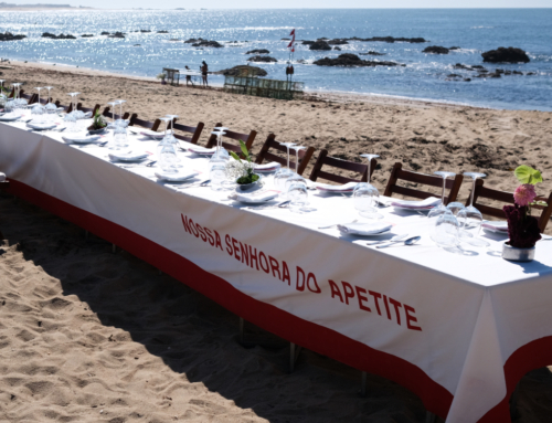 Out of The Blue: o mar sentou-se à mesa, na Praia de Angeiras